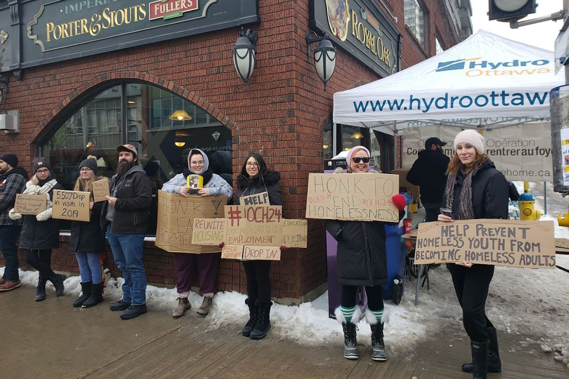 Hydro Ottawa employees volunteering at Operation come home