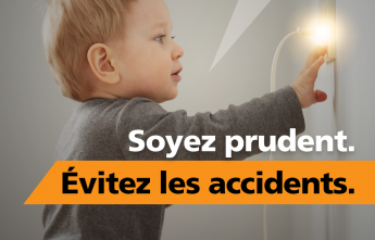 Un jeune enfant touche une douille