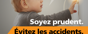 Un jeune enfant touche une douille